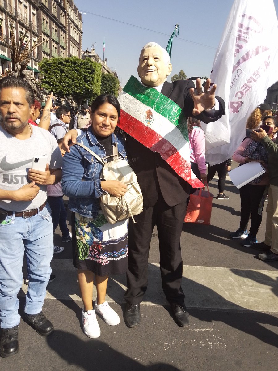 dani_michaca's tweet photo. Mi esposa se hizo notar en la marcha Dios bendiga a mi esposa la amo #4InformeAMLO #MarchaDelPueblo #ClaudiaSheinbaum https://t.co/UoUh5y4FaA