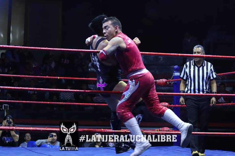 LaTijeraLucha's tweet photo. En un mano a mano se abre la función dominical de la #ArenaNaucalpan, con triunfo de #JhonTito ante #BabyStarJr en batalla que la afición de #IWRG premia con billetes y monedas el accionar de ambos luchadores...
#latijeraluchalibre https://t.co/71W0CcT1ht