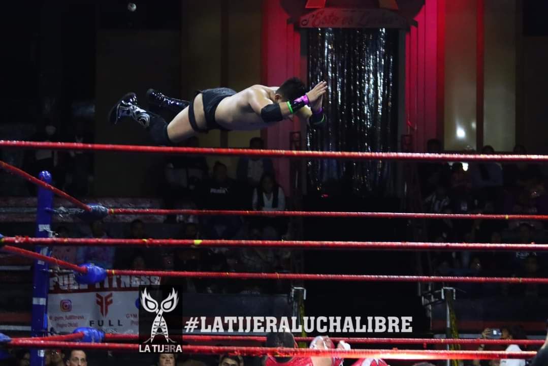 LaTijeraLucha's tweet photo. En un mano a mano se abre la función dominical de la #ArenaNaucalpan, con triunfo de #JhonTito ante #BabyStarJr en batalla que la afición de #IWRG premia con billetes y monedas el accionar de ambos luchadores...
#latijeraluchalibre https://t.co/71W0CcT1ht