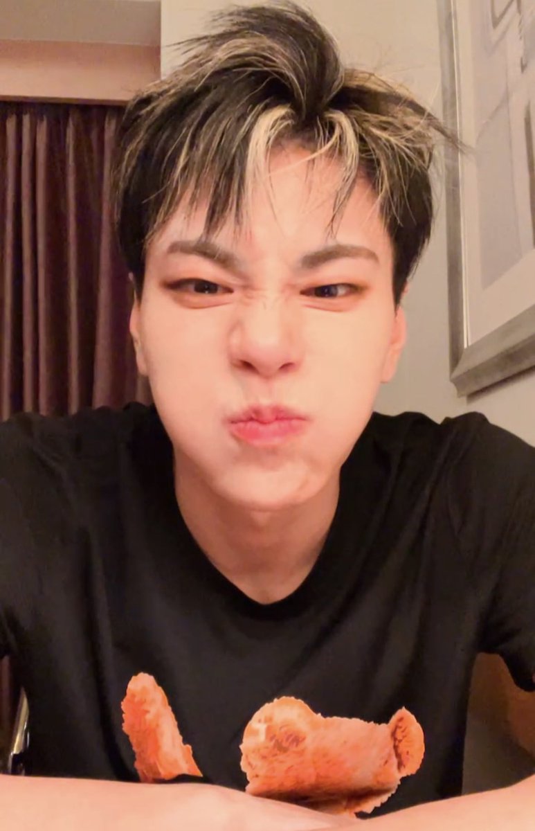 ADUE523's tweet photo. 10초 이상을 못보고 계속 멈춰서 캡처하고읶음 .. https://t.co/ToWiUbJINi