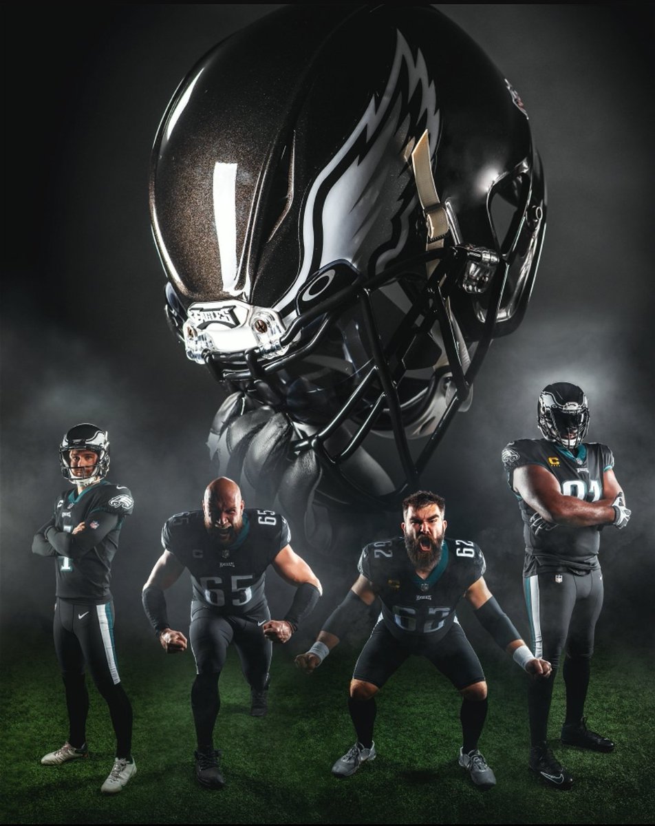 BadGirllilKim's tweet photo. All Black Errrrthing... #lookingmenacinganddangerous 
#TouchDownEagles
#TouchDown
#FlyEaglesFly https://t.co/CAVZsk23Vo