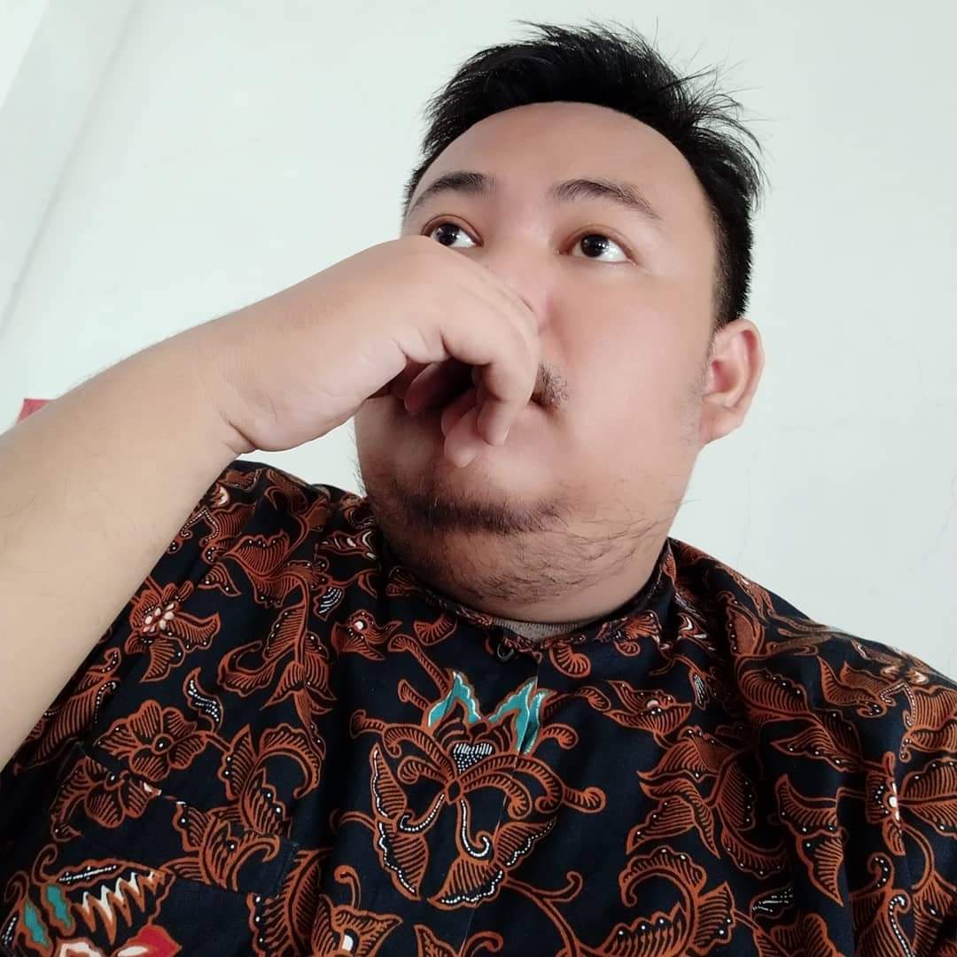 _Akartiga_'s tweet photo. Sudah jadi kebiasaan, ketika hujan datang, bayang rindumu berjejer di atas meja. Saat aku tulis kata ‘cinta’ pipi mereka kian merona. Duh, lucunya
#jalansaja https://t.co/YrX43B3gV4