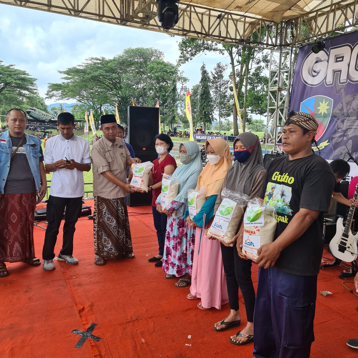 Fahrulkhusaini_'s tweet photo. Panglima SGN, Taj Yasin sangat mengapresiasi setinggi-tingginya atas terselenggaranya Event 20th Anniversary Chip Purbalingga, di Stadion Garuda Manunggal Lanud J.B.Soedirman, Minggu (27/11/2022)
#GusYasin #PanglimaSGN
#SantriGayengNusantara 
#WagubJateng #TajYasinMZ
@TajYasinMZ https://t.co/rQFVpUlF2F