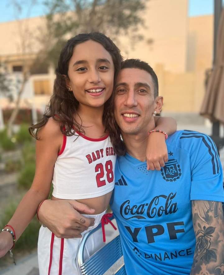 Che, alguien sabe cómo se llama la aplicación que usa fideo para poner su rostro en la cara de su hija?