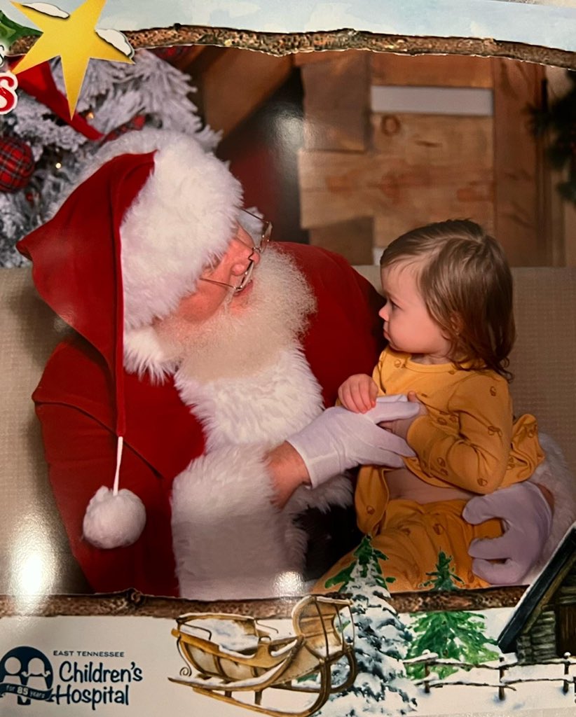 alli_mac27's tweet photo. ellie had the BEST time at Fantasy of Trees π
She got to meet Santa for the first time + even put her chapstick on before the picture π€£π
π»
She also LOVED her sugar cookie & riding the carousel π
#FantasyOfTrees #Knoxville https://t.co/5Z1KewyauE