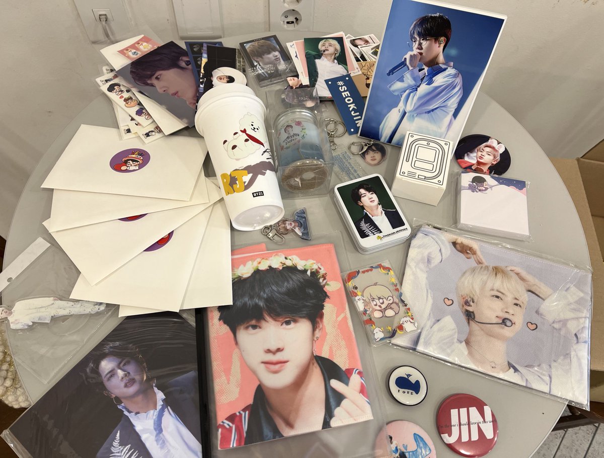 meorchi_cookie's tweet photo. 🎂BTS 진 생일 나눔🎂

다가오는 석진님의 생일을 맞이해 (비록 이벤트 성사는 못하였지만 ㅠㅠ)
@ikjeom124 님께서 나눔을 부탁하셨어요!💜
아미님께서 그 동안 어렵게 모아오신 굿즈들을 석진님의 생일을 함께 축하하고자 나눔하신다고 해요!
(타래로 이어져요)

#BTS #JIN https://t.co/mAfXHKQxqT