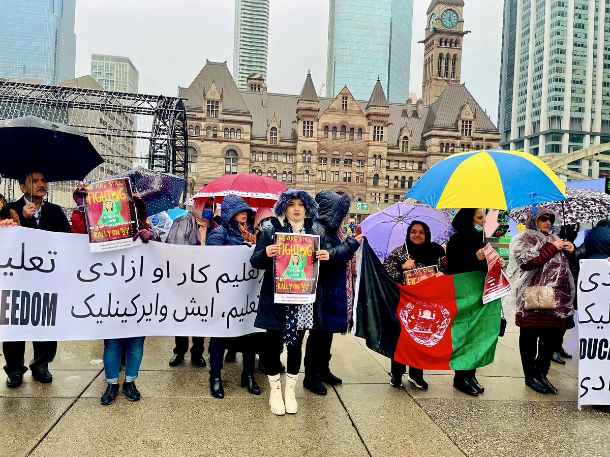 MahnazMashal's tweet photo. اینجا در شهر تورنتو برای بازگشایی مکاتب دخترانه برای نان، کار و آزادی باهم صدا بلند کردیم.
#LetAfghangirlslearn https://t.co/nXaU44fdnl
