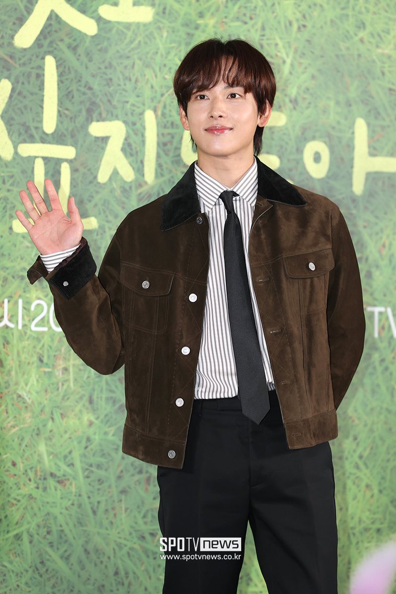 HS_OB_'s tweet photo. [단독]임시완, 코로나19 확진…청룡영화상 이어 '마마' 불참 https://t.co/QD0CwMu2kO

28일 스포티비뉴스 취재에 따르면, 임시완은 지난 25일 코로나19 자가키트 검사 후 양성 반응이 나와 현재 자가격리 중이다. 다행히 경미한 증상으로 많이 회복한 상태라는 후문이다.

증상없이 지나가길😭😭😭 https://t.co/jcaJ75J1TZ