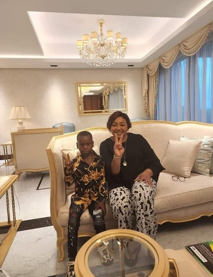 LungilaJ's tweet photo. "L'image de cette fille de l'Est de la RDC, a fait le tour des réseaux sociaux mais personne pour l'aider à décharger son fardeau sur sa tête. Parce qu'elle n'a pas quelque chose à faire rire mais plutôt à faire pleurer" Sylvain KABONGO https://t.co/jDbwMXdGHJ