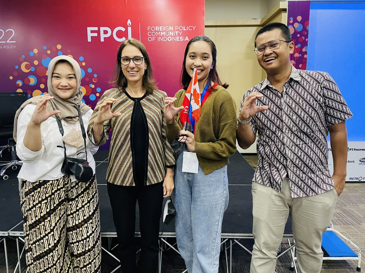 Senang bahwa Kedubes Kanada dapat bergabung dengan <a href="/dinopattidjalal/">Dino Patti Djalal</a> dan <a href="/fpcindo/">FPCI</a> dalam kegiatan klinik diplomasi di #CIFP2022 dan berdiskusi dengan para calon pemimpin inspiratif dan mahasiswa #HubunganInternasional. Mereka juga meluncurkan simbol tangan « C » utk sahabat Kanada!