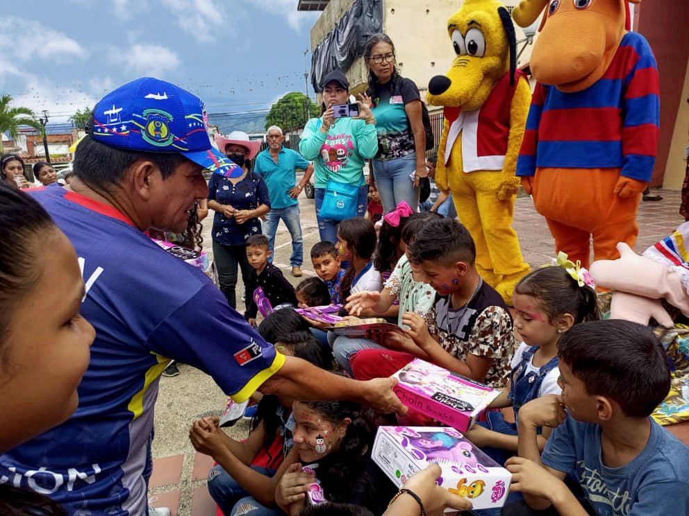 #27Nov, realizamos una actividad, de la mano de todas las fuerzas vivas de La Cejita, como parte de la celebración de los 189 años de esta comunidad. Compartimos, entre otras cosas, con el futuro de La Patria: ¡Nuestros Niños y Niñas!

<a href="/NicolasMaduro/">Nicolás Maduro</a> <a href="/FNNSimon/">Fund. El Niño Simón</a> <a href="/Gerardo4fPsuv/">Gerardo Márquez</a>