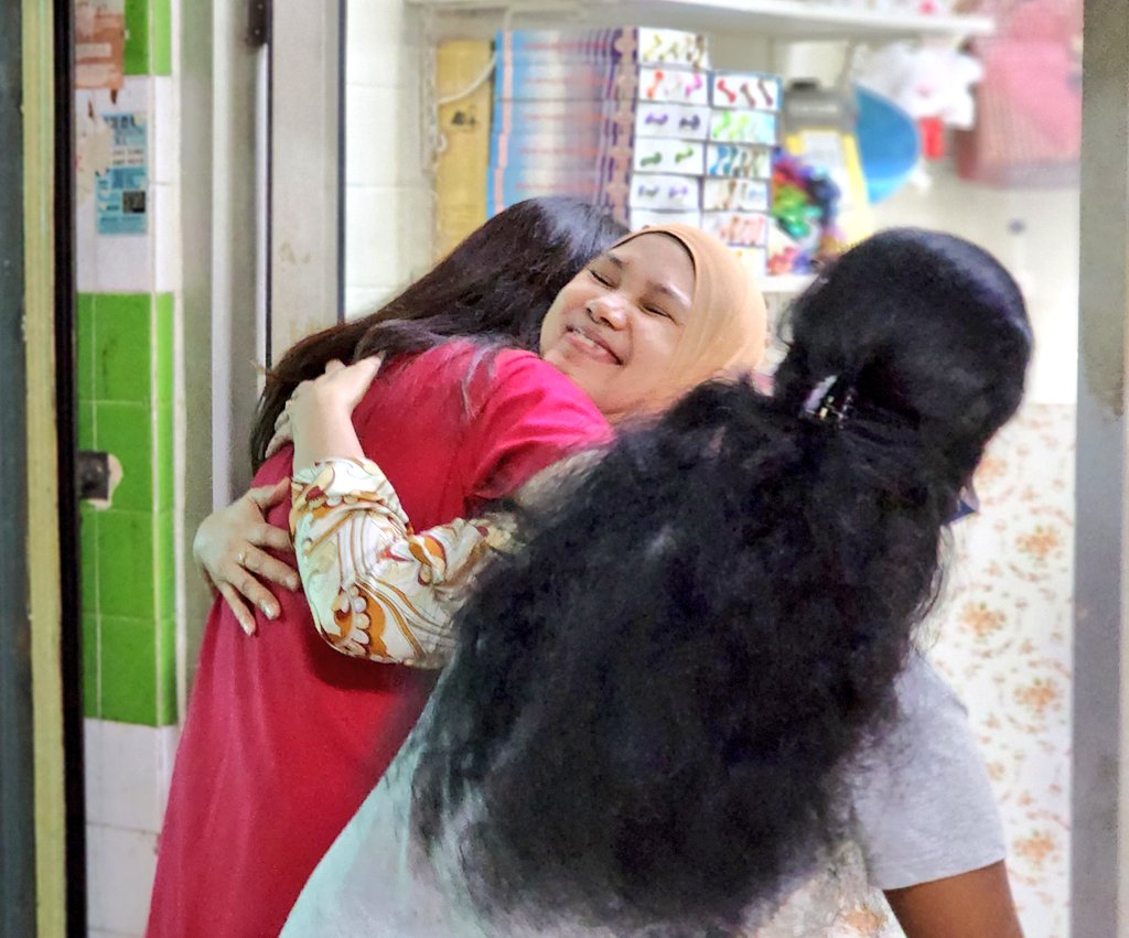 hannahyeoh's tweet photo. Inilah yg paling istimewa buat saya semasa walkabout di pasar TTDI bersama tailor saya:

"Diana, saya dah menang!"

"Saya sayang YB tau. YB orangnya sangat baik. Buat baik dengan orang2 biasa macam kami ni. Teruskan perjuangan YB. Majukan negara. Banyak bantu orang2 susah".

😭😭 https://t.co/HiOHz5lAI9
