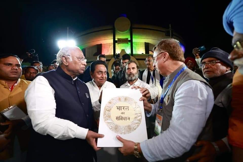asp4_badwani's tweet photo. कल बाबा साहब की जन्मभूमि महू में भारत जोड़ो यात्रा में सिर्फ दलितों को बुलाया गया..इससे राहुल गांधी और कांग्रेस का जातिवादी चेहरा उजागर होता है।

यात्रा पहली बार मल्लिकार्जुन खड़गे दिखे वह भी भीमजन्मभूमि महू में?

75 सालों से कांग्रेस दलित/आदिवासी हितेषी होने की नोटंकी कर रही है। https://t.co/UmCBNukM7z