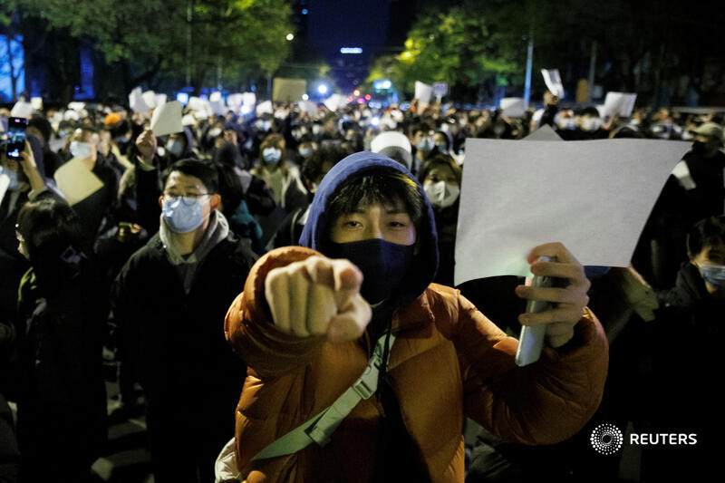 Reuters's tweet photo. Hundreds of demonstrators and police clashed in Shanghai on Sunday night as protests over China's stringent COVID-19 restrictions flared for a third day and spread to several cities https://t.co/0tWFOxzd2g https://t.co/lFnHKzD0P7