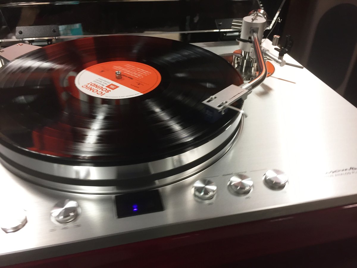 audiounion_ak's tweet photo. 「店頭でぜひ！」
LUXMAN 新製品｢PD-191A｣ 店頭試聴に登場しております。
音の立ち姿がとても心地よく、端正でクリアな筆致の鮮明さが印象的です。

ラックスの品質追及の技術が、アナログ再生の進化に投じられた最新のレコードプレーヤー。
是非お聴きください。

#LUXMAN #PD191A https://t.co/qzN02cJvA1