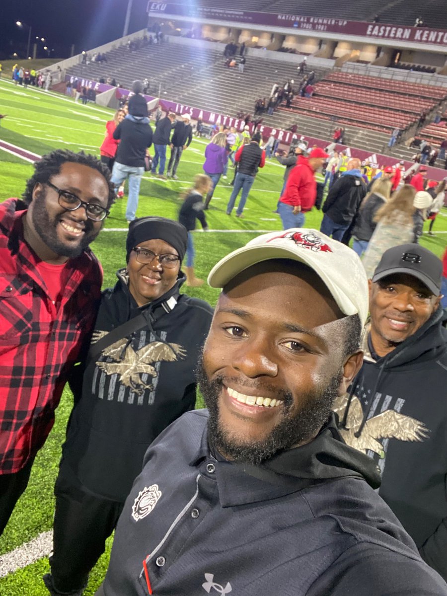 TeraWilson2's tweet photo. What an awesome time in football to support Coach @jirehwilson3 and watch them @GWUFootball #Runningbulldogs @jackwilmedia @coacht_53 https://t.co/w3A4FjxjvL