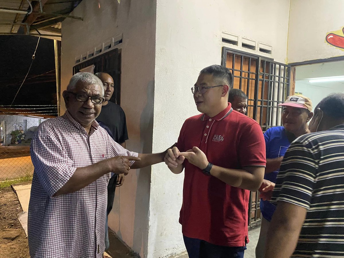 MCAHQ's tweet photo. Semalam, ADUN Yong Peng, YB @LingTianSoon1 santai-santai makan dengan orang-orang kuat PDM Bandar Yong Peng Selatan.
Terima kasih atas usaha memenangkan Datuk Seri @weekasiongmp dalam #PRU15.
#teamweekasiong
#P148 https://t.co/yV9or2Njjs