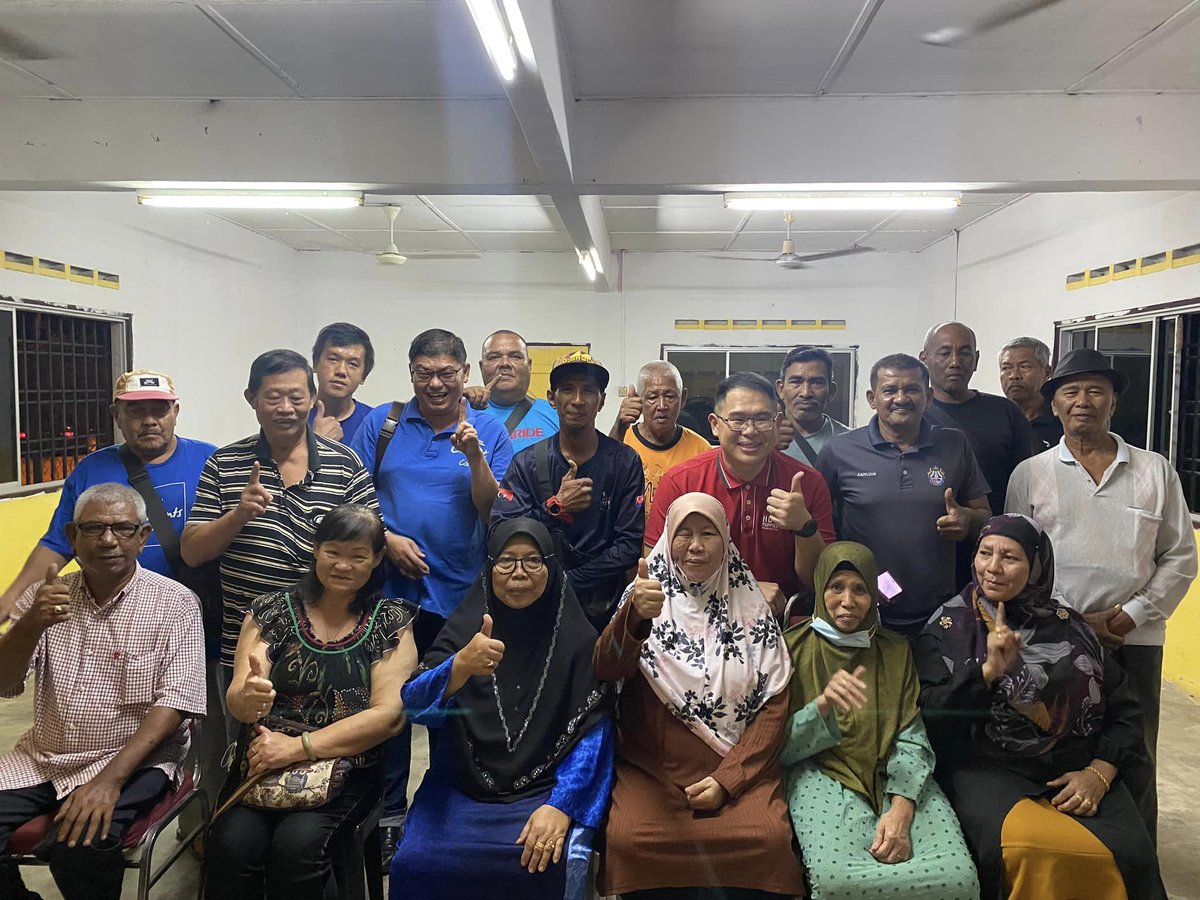 MCAHQ's tweet photo. Semalam, ADUN Yong Peng, YB @LingTianSoon1 santai-santai makan dengan orang-orang kuat PDM Bandar Yong Peng Selatan.
Terima kasih atas usaha memenangkan Datuk Seri @weekasiongmp dalam #PRU15.
#teamweekasiong
#P148 https://t.co/yV9or2Njjs