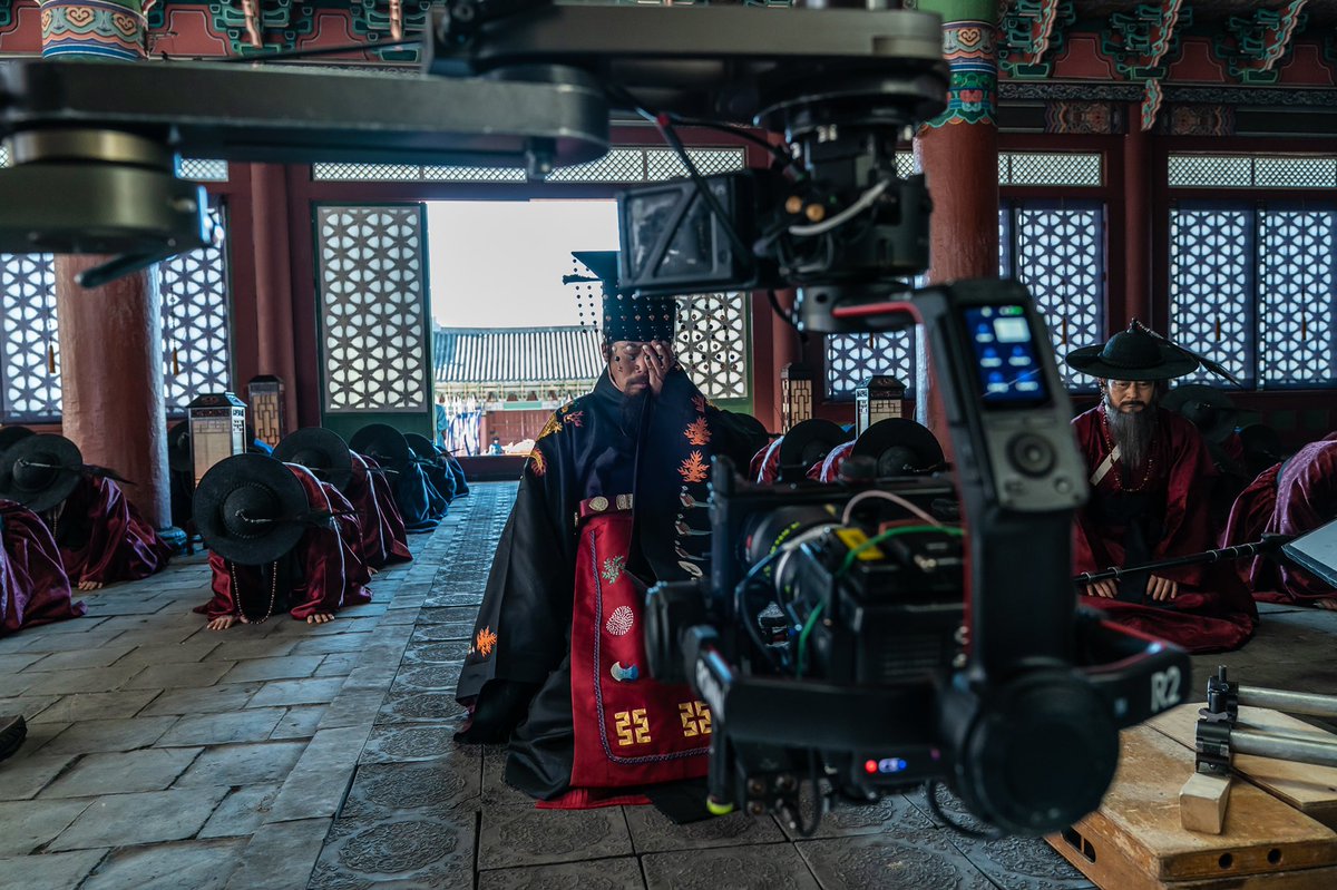 movie_n_NEW's tweet photo. #올빼미 🦉 #주말박스오피스1위 등극 기념 열정 가득🔥 캐릭터 몰입 💯 비하인드 스틸 공개!
촬영 현장에 혈중훈훈농도 한도 초과🩸찰떡 케미가 돋보이는 #비하인드스틸 의 등장이라..🌟
<올빼미> 꽤나 (더) 흥행하겠는 걸?❤‍🔥

아직도 안봤다면? 지금 바로 #예매
👉 https://t.co/phdfoo8Xz5 https://t.co/2LTmZw9lE1