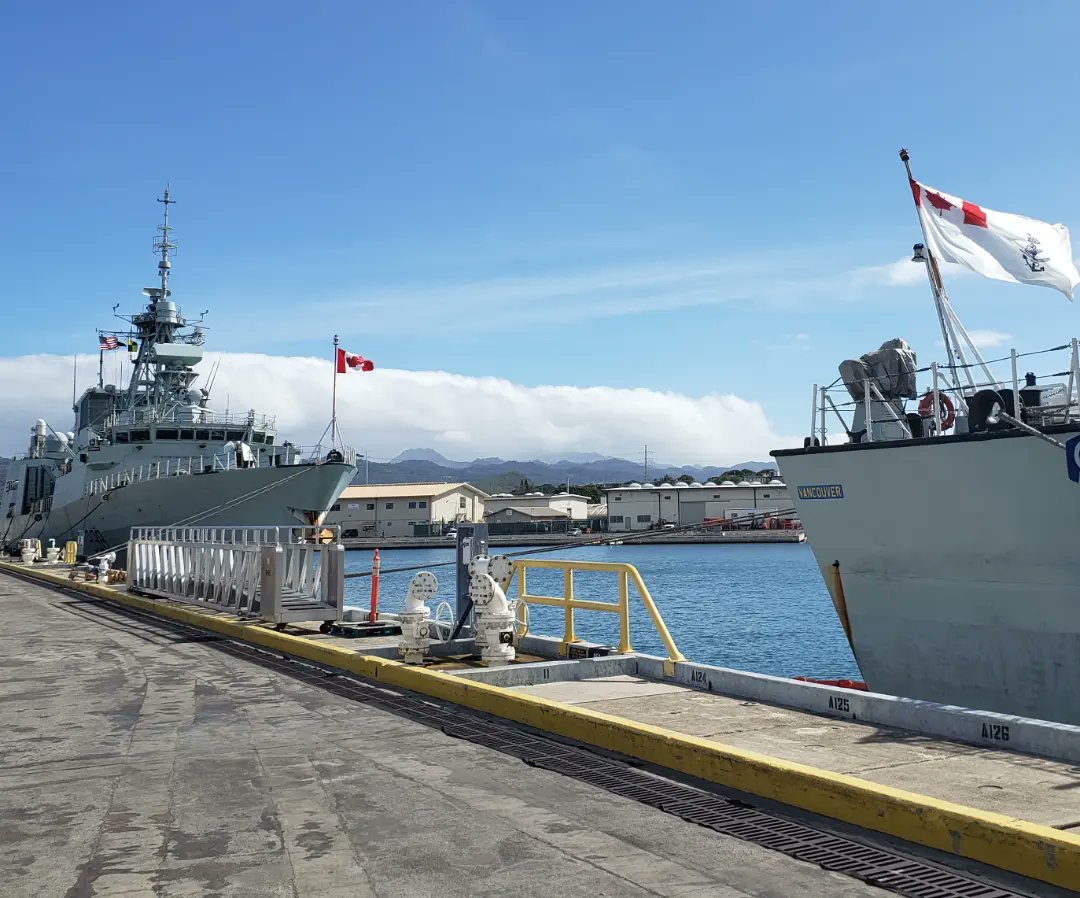 The Flt Chief and I met the Command Teams of VANCOUVER and WINNIPEG alongside Pearl Harbor. We were honoured to host The US INDOPACOM Fleet Master Chief David Isom, who presented coins and passed along words of thanks from Admiral Aquilino, Commander of INDOPACOM. #BZ