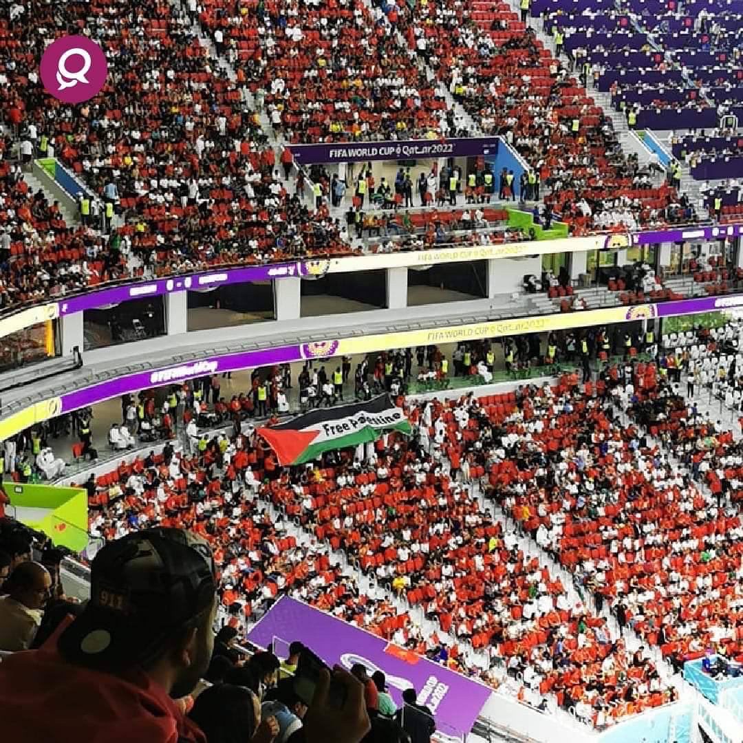 🇵🇸 "Palestina libre" decía ayer la bandera que mostró la hinchada de Túnez y hoy la de Marruecos.
