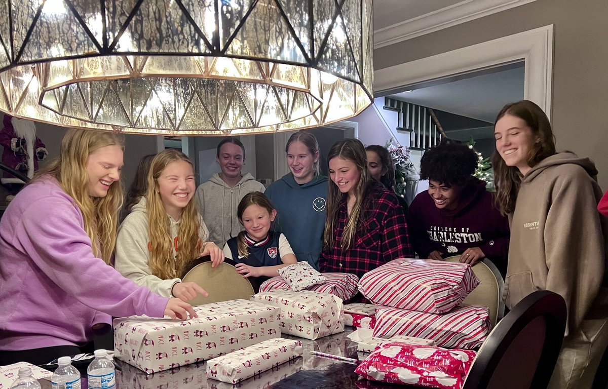 bobbijmccoy1's tweet photo. Fierce on and off the field!
04/05 Force ECNL team adopted a family for Christmas 🎄 🎅#chirp @ClevForceSC @ECNLgirls @SteinerBrooklyn @MaiLyMarella @ellap2024 @sarahvaneuwen @LiviaPenton_ @BellaAntonio23 https://t.co/3dKjPphw3E
