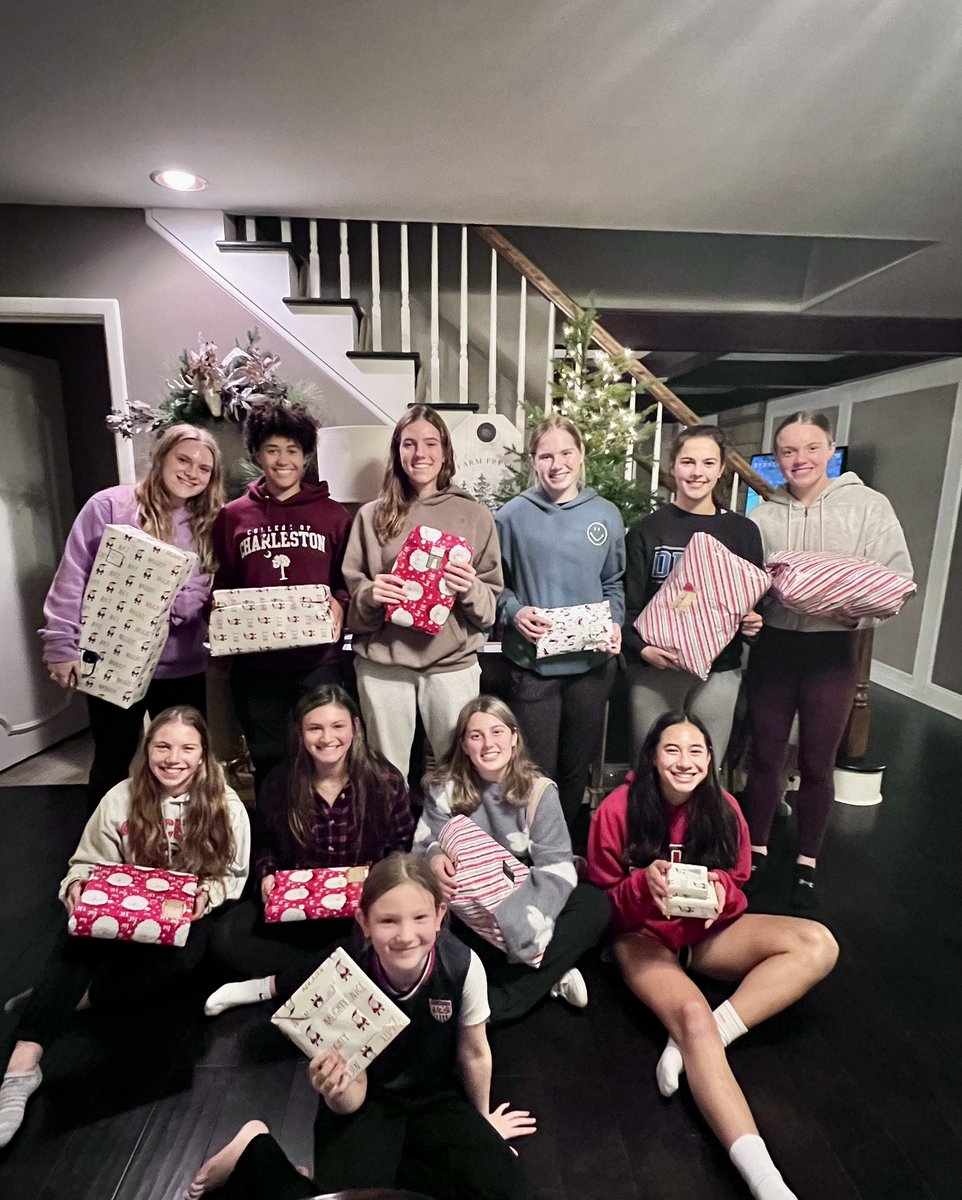 bobbijmccoy1's tweet photo. Fierce on and off the field!
04/05 Force ECNL team adopted a family for Christmas 🎄 🎅#chirp @ClevForceSC @ECNLgirls @SteinerBrooklyn @MaiLyMarella @ellap2024 @sarahvaneuwen @LiviaPenton_ @BellaAntonio23 https://t.co/3dKjPphw3E