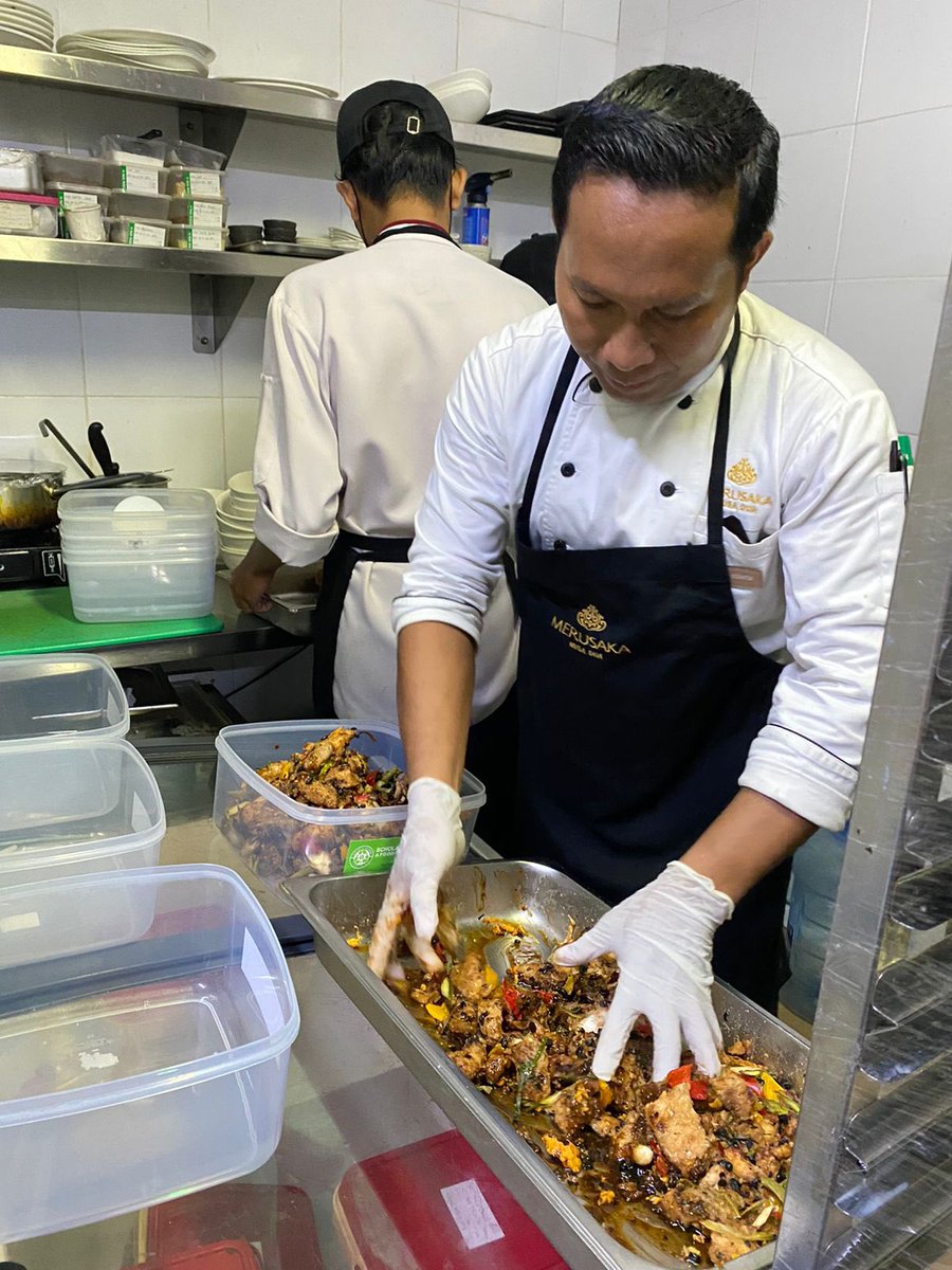 SOS_Bali's tweet photo. Last Sunday, we picked up surplus food from Skal Bali International at Merusaka, Nusa Dua! ✨
#zerowaste #zerofoodloss #savetheplanet #environment #sharingiscaring #careshare #helpinghands #bali #indonesia https://t.co/LJkMFy13WG