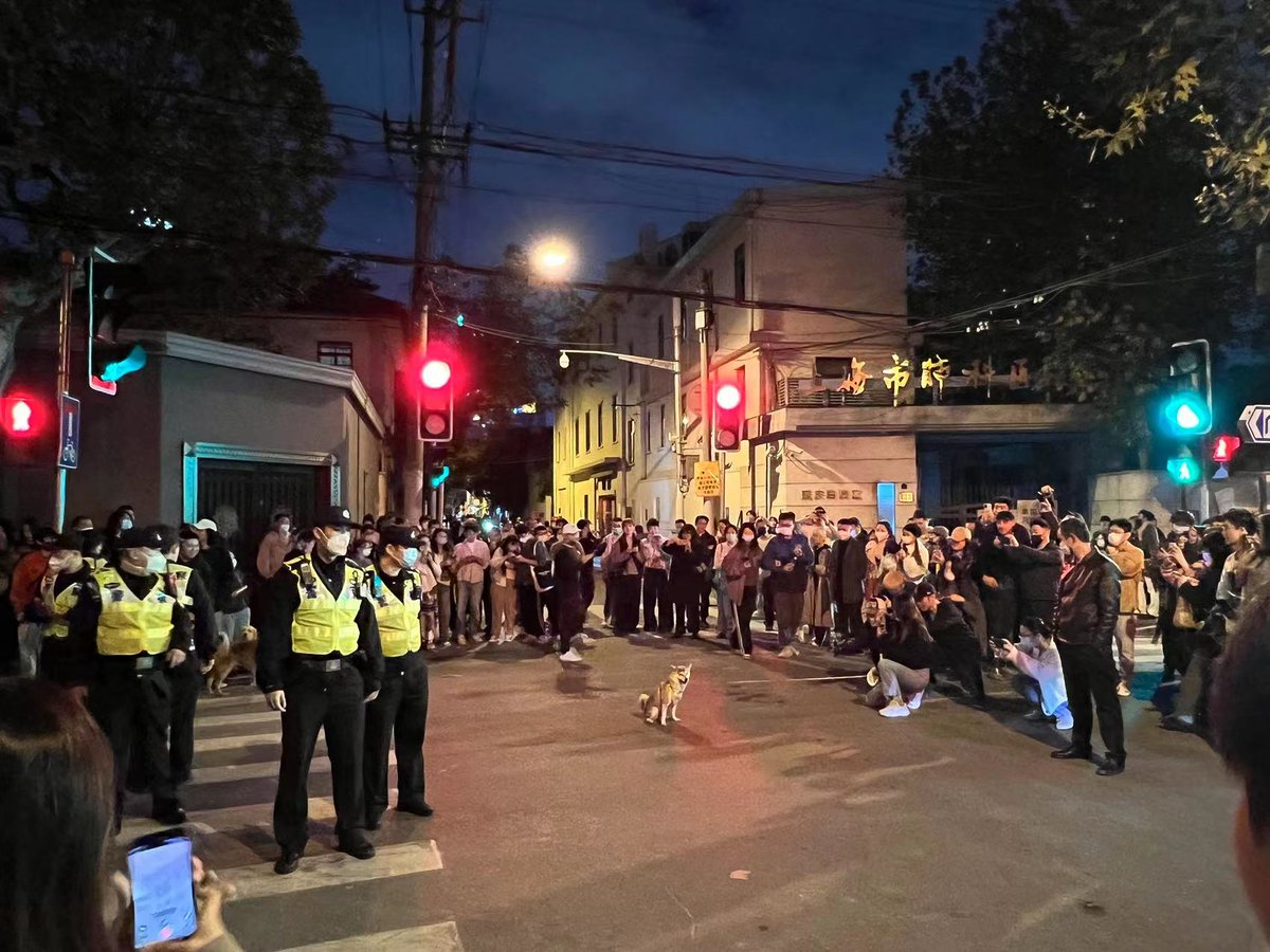 W3MDao's tweet photo. 11.27 20:42 ,Shanghai.  A cute $DOGE was sitting in the centre of protesters，spreading peace &amp; love.
@dogecoin  @Ashcryptoreal  @elonmusk @VitalikButerin @cz_binance https://t.co/7vwP1ouJ8n