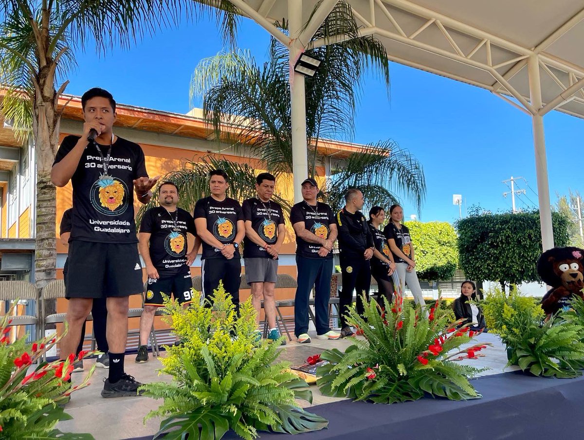PrepaArenal's tweet photo. Al finalizar la carrera, entregamos reconocimientos a docentes fundadores y a personal universitario en activo, quienes han entregado y siguen entregando el corazón por nuestra escuela. 🎓📚👩🏻‍��👨🏽‍🎓
¡Les apreciamos mucho! 

Gracias por #CorrerComoLeón 
¡Nos vemos el próximo año! https://t.co/OQkdg7LLfw