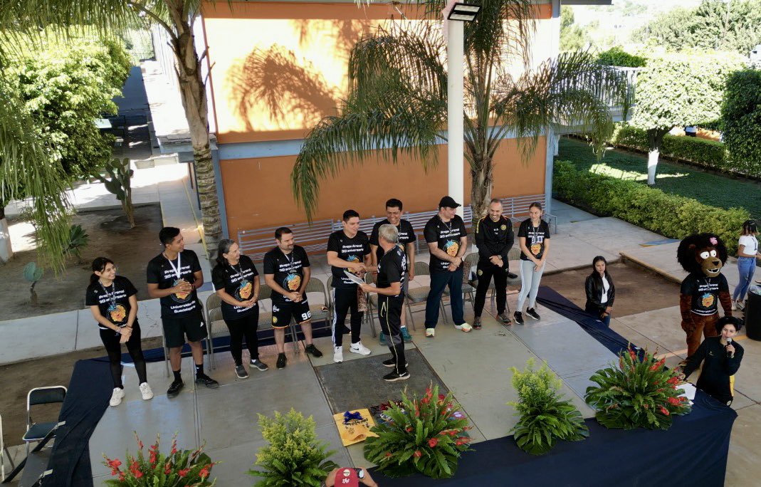 PrepaArenal's tweet photo. Al finalizar la carrera, entregamos reconocimientos a docentes fundadores y a personal universitario en activo, quienes han entregado y siguen entregando el corazón por nuestra escuela. 🎓📚👩🏻‍��👨🏽‍🎓
¡Les apreciamos mucho! 

Gracias por #CorrerComoLeón 
¡Nos vemos el próximo año! https://t.co/OQkdg7LLfw