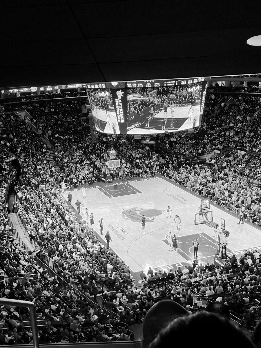 BenAdams08's tweet photo. @nyknicks at @TheGarden Sunday night ball https://t.co/Yxe60NqsG9