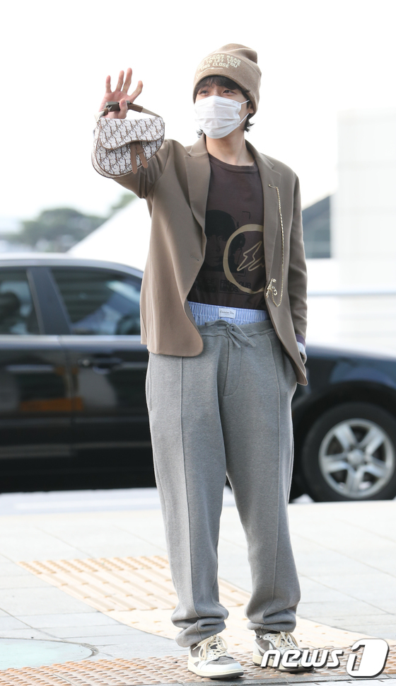 News1Kr's tweet photo. 방탄소년단 제이홉, 명품 팬티 노출…로우라이즈 패션

👀사진 더 보기 
https://t.co/W8BU9aogWR

2022.11.28/뉴스1

#뉴스1 #방탄소년단 #BTS #방탄소년단제이홉 #제이홉 #JHOPE
#JeongHoseok #BTSJHOPE @BTS_twt  #2022MAMAAWARDS
#MAMA https://t.co/fukhbMEC8H
