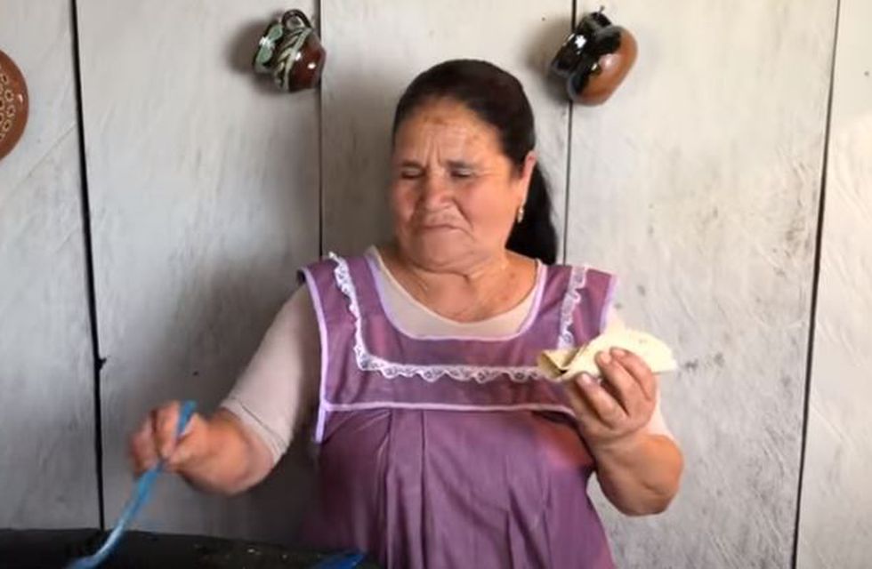 SaidToscano_'s tweet photo. Doña Ángela viendo que harán las carnitas en ollas Royal Prestige en lugar de cazos de Santa Clara del Cobre

#MasterChefCelebritymx #MasterChefCelebrity https://t.co/0b2oBiX4P9