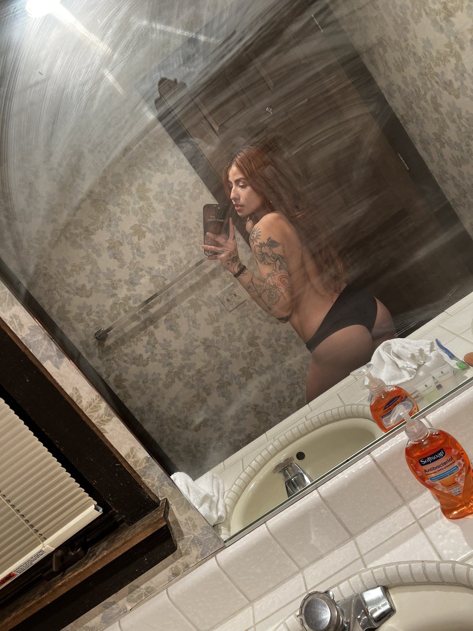 Shower foggin up the mirror https://t.co/0LjIVb5lIR