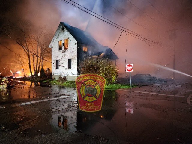 ctfirephoto's tweet photo. Here are two additional photos from CFPA member Rob Ladd (@NlcFire) on the scene of the 4th Alarm at Seaport Marina in Mystic, CT. He reports several different buildings and many boats on fire
#fire #structurefire #mystic #4alarmfire https://t.co/EhO4lvSsZG