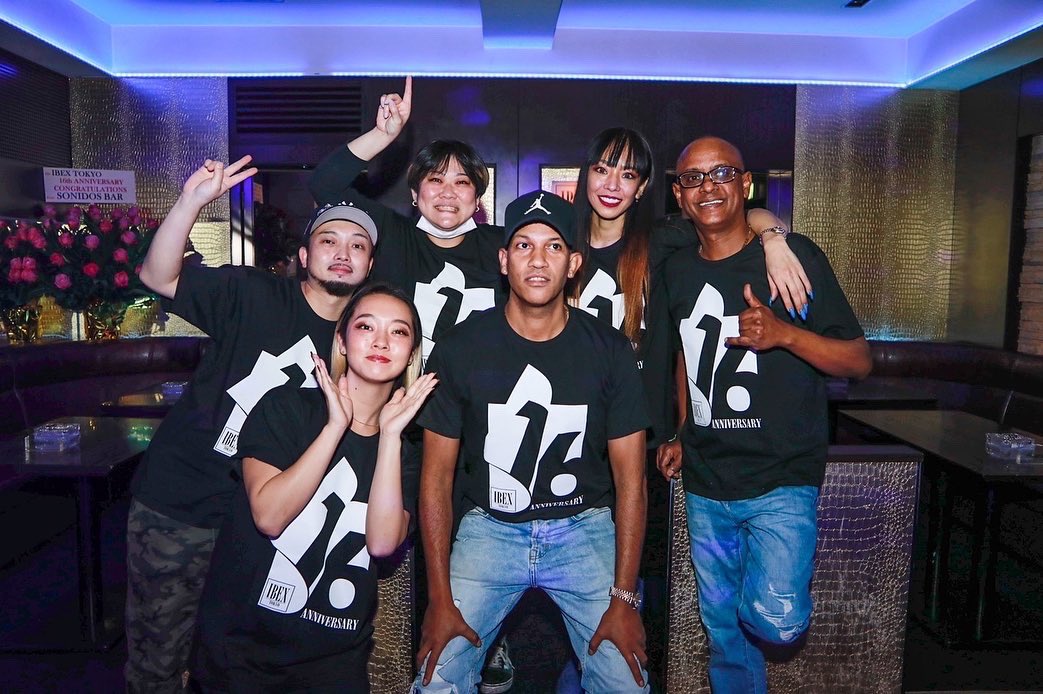 iver_ibx's tweet photo. 16th Anniversary 2Dayz沢山のお祝いありがとうございました🙇‍♂️㊗️
17年目も最高の空間と最高のお酒と最高の音楽を提供できるようスタッフ一同頑張りますのでよろしくお願い致します🙏
@IBEX_TOKYO 

#Ibex_Tokyo
#Anniversary https://t.co/nd1c6e0enX