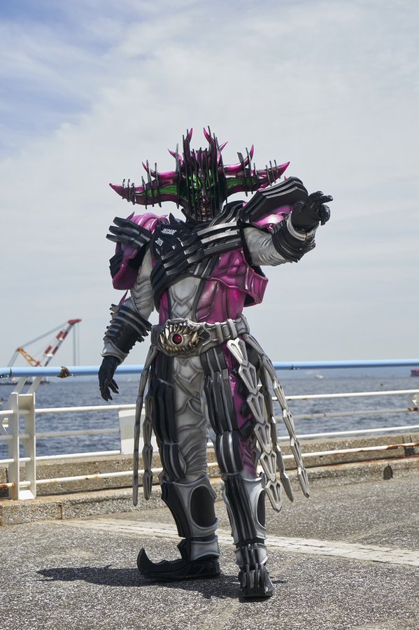 rider_kaijin's tweet image. アナザーディケイド

登場作品:仮面ライダージオウ
能力：アナザーワールドの創出、ダークライダーの召喚
変身者:スウォルツ

スウォルツがアナザーディケイドウォッチを使い変身した姿。
失われた可能性の世界アナザーワールドからダークライダーを召喚し使役する。

演:兼崎健太郎
SA:岡元次郎