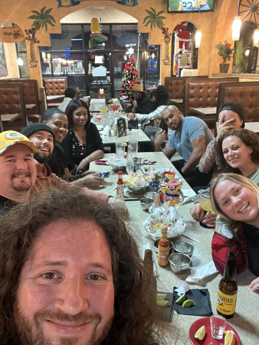 tonyabird0610's tweet photo. Silverbrook family dinner…my favorite tradition. I adore my team. https://t.co/ygAZ0kt63I