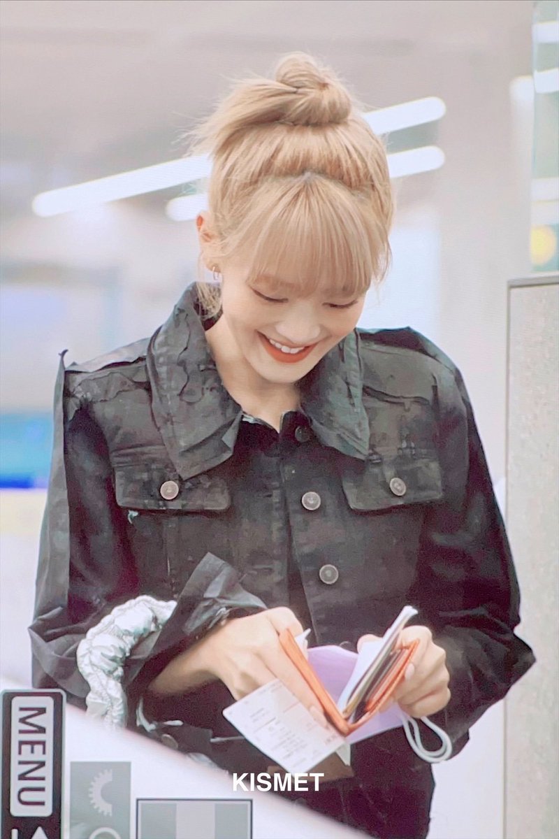 kurominicha's tweet photo. other girls smile at their phone when their crush texts them but minnie is not like other girls she smiles at her wallet https://t.co/mAVRSZKzSf