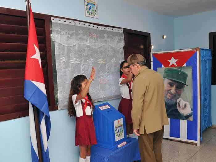 El líder de la Reolución cubana, Raúl Castro, ejerció hoy su derecho al voto en las elecciones municipales que se desarrollaron en toda la isla.
#VoluntadDeElegir #LatirAvileño <a href="/Conavil_ECM/">CONAVIL - Empresa de Construcción y Montaje</a>