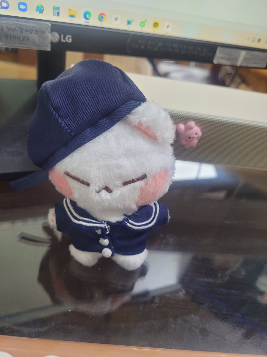 bluemt26's tweet image. @minsuring 
드뎌 민슈링이 도착했어요. 넘 귀여워요. 꼬리가 살짝 불편하게 느껴지는데 잘 서 있네요. 진행해주셔서 감사해요💜😊