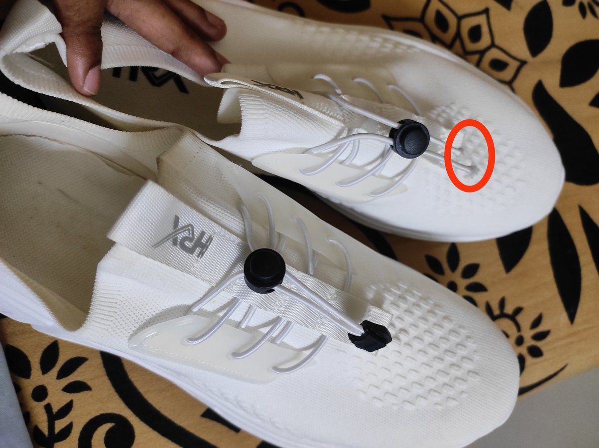 Rohan_Kamble89's tweet photo. Ordered @hrxbrand shoes from @myntra got detective piece, packing box of #myntra was also not perfectly sealed it was closed by rubber band only . #HRX pls look into this it will affect ur brand value @BandBajaateRaho @Nandedkar_07 @Ronnie_hul https://t.co/gO9zg3kyiu