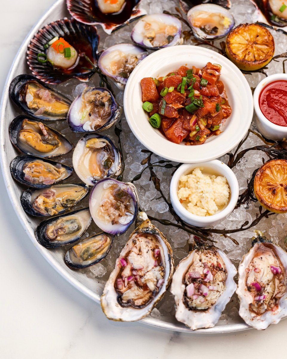 MarketBroiler's tweet photo. 🦪 Behold “THE MASTERPIECE”! A picture perfect platter, great for sharing, including 6 Prawns, 6 Clams, 6 Mussels,​​​​​​​​ 4 Oysters, 4 Scallops, Ahi Poke. Need we say more?! #MarketBroiler https://t.co/sFwDNfaWPM