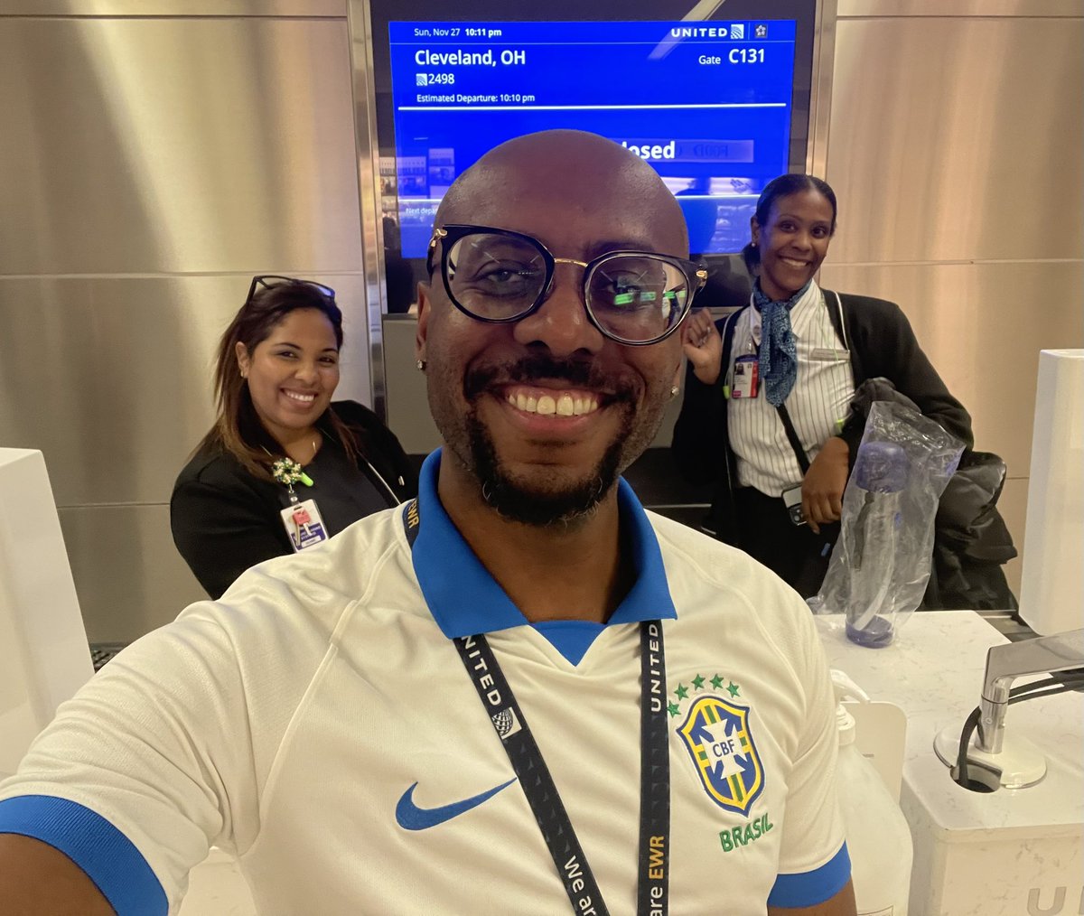 Phillunited's tweet photo. Even with the challenges at door closure, these 2 Amazing girls were ready to close 4min earlier than what they were supposed to! #MST #EWR #United #EWRUnited #QuickTurn #TeamWork @Jordan_Bykowsky @SebasKunkowski @JZabransky @skarabetian https://t.co/qUTJ1oNUtN