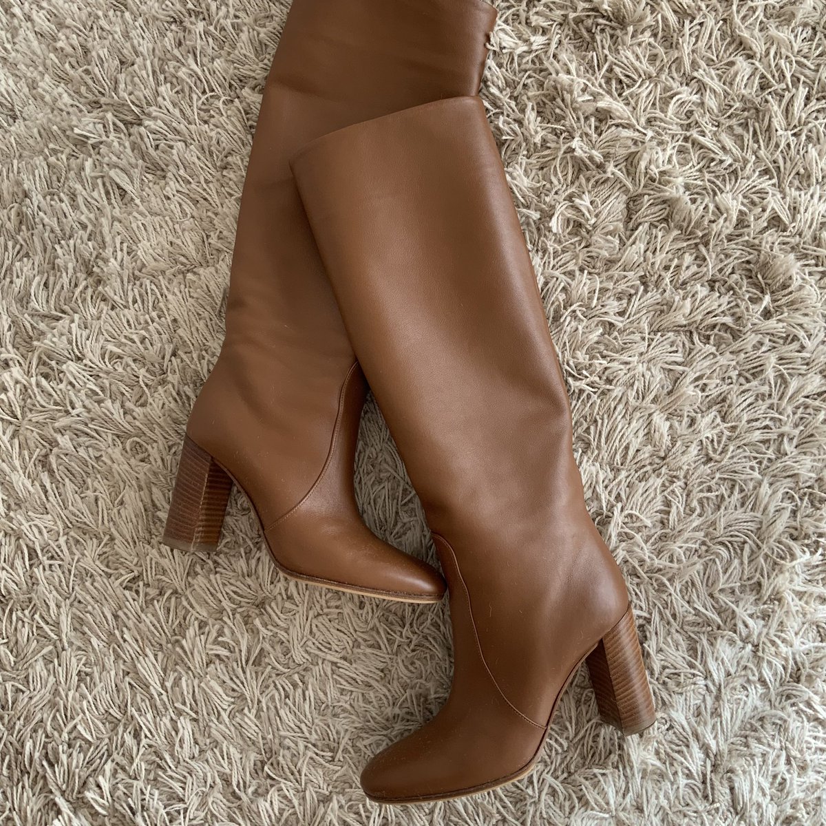 omenterprise's tweet image. 本日のコーデ♪

ミドフォーなのに、
膝っ小僧出してえらいすんまへん💦
逮捕だけはしないでください🙇‍♀️

⭐︎Cloth:
Tops: #AnotherEdition（discontinued）
Skirt：#Adore
Shoes: #GianvitoRossi
Earings: #nikori

⭐︎Perfume:
#PRADA: #CANDY