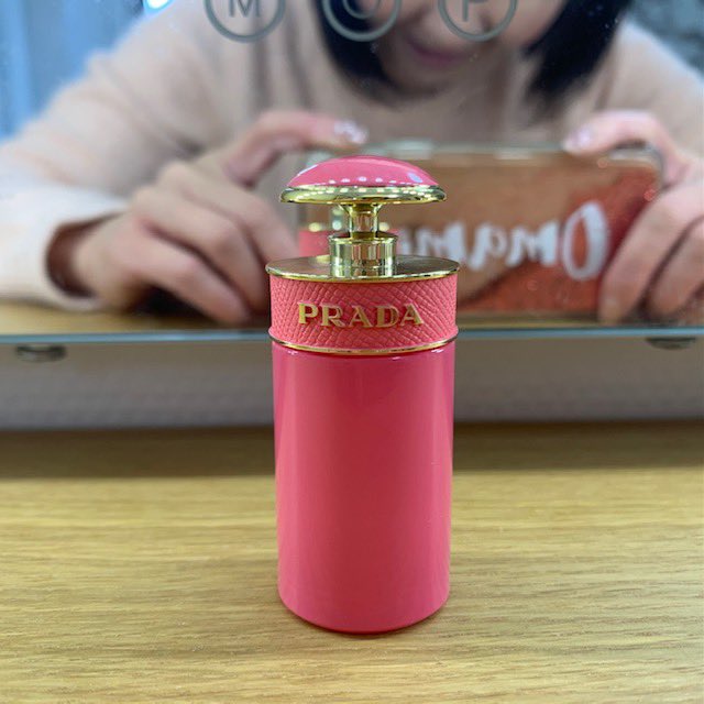 omenterprise's tweet image. 本日のコーデ♪

ミドフォーなのに、
膝っ小僧出してえらいすんまへん💦
逮捕だけはしないでください🙇‍♀️

⭐︎Cloth:
Tops: #AnotherEdition（discontinued）
Skirt：#Adore
Shoes: #GianvitoRossi
Earings: #nikori

⭐︎Perfume:
#PRADA: #CANDY