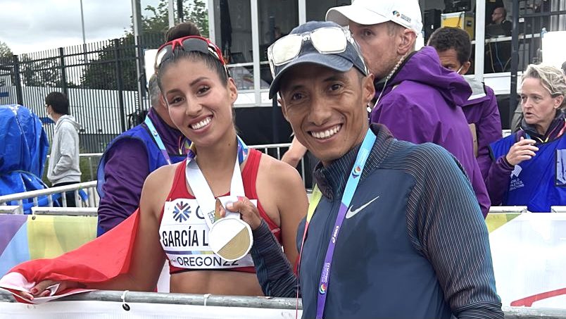 pasodeoroec's tweet photo. ⭐️Un año bendecido para #AndrésChocho⭐️

1️⃣ Su dirigida #KimberlyGarcía🇵🇪 entre 5 mejores atletas del 🌎@WorldAthletics dará veredicto el 5 de diciembre. 

2️⃣ Nació su primogénito Kilyan Andrés.

3️⃣ Su dirigido #DanielPintado🇪🇨, Campeón Mundial Equipos y 4o. en Mundial de Oregon. https://t.co/suCXa4RwPr
