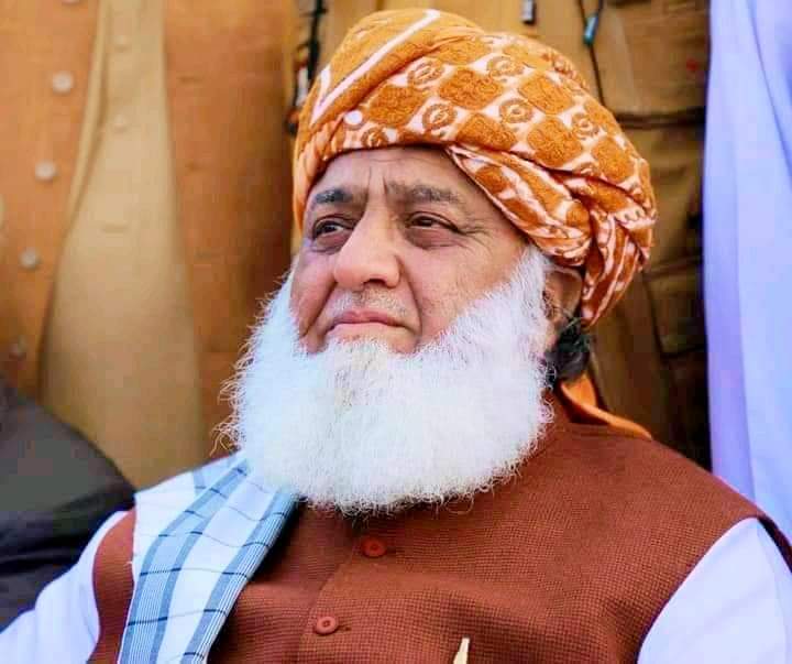 مولانا فضل الرحمان صاحب  کو چار قسم کے لوگ سپورٹ کرتے ہیں
سمجھدار ، ایماندار اسلام پسند اور محب وطن
سلام ہے اُن سب کو