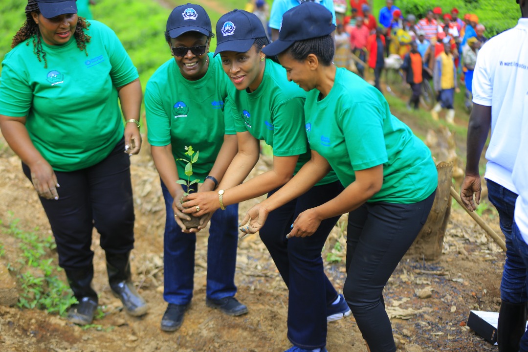 Glihd_Rwanda's tweet photo. This Saturday, @Glihd_Rwanda joined the residents and authorities of @GicumbiDistrict , #cyumba sector in Community work  #Umuganda . 

@HumanRightsRW @RwandaNorth @NyirarugeroD @Rwandapolice @RwandaLocalGov @NLinRwanda @SwedeninRW @GermanyinRwanda @giz_rwanda https://t.co/kfz49NUGyK